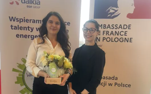 dr Znajdek ze studentką na tle plakatów wydarzenia