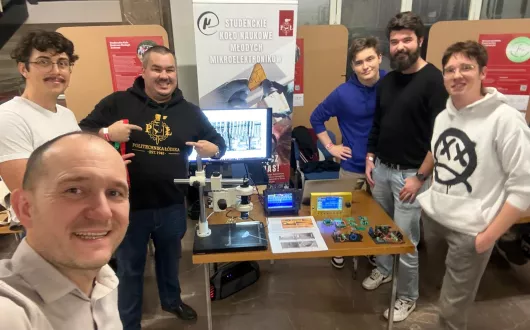 Grupa przedstawicieli Studenckiego Koła Młodych Mikroelektroników