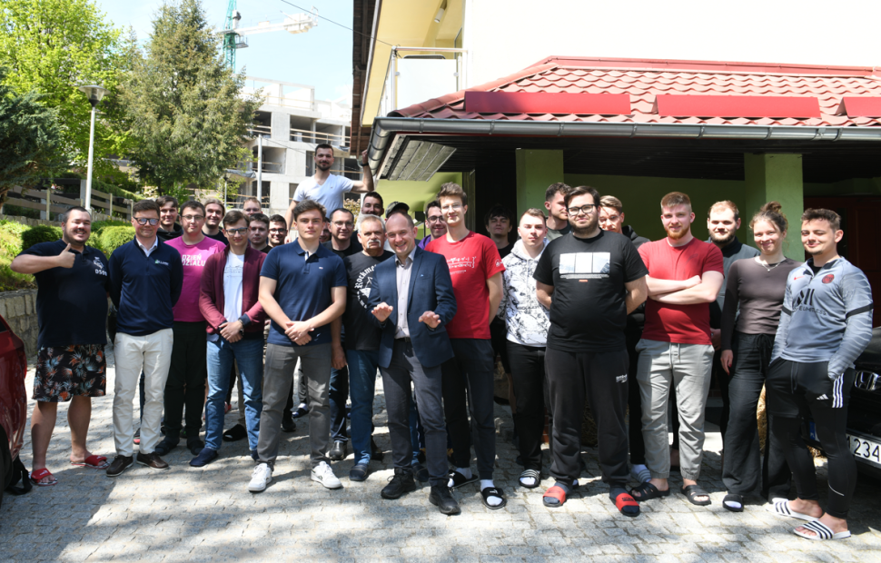 zdjęciu grupowe uczestników Letniej Szkoły Elektroniki 2025
